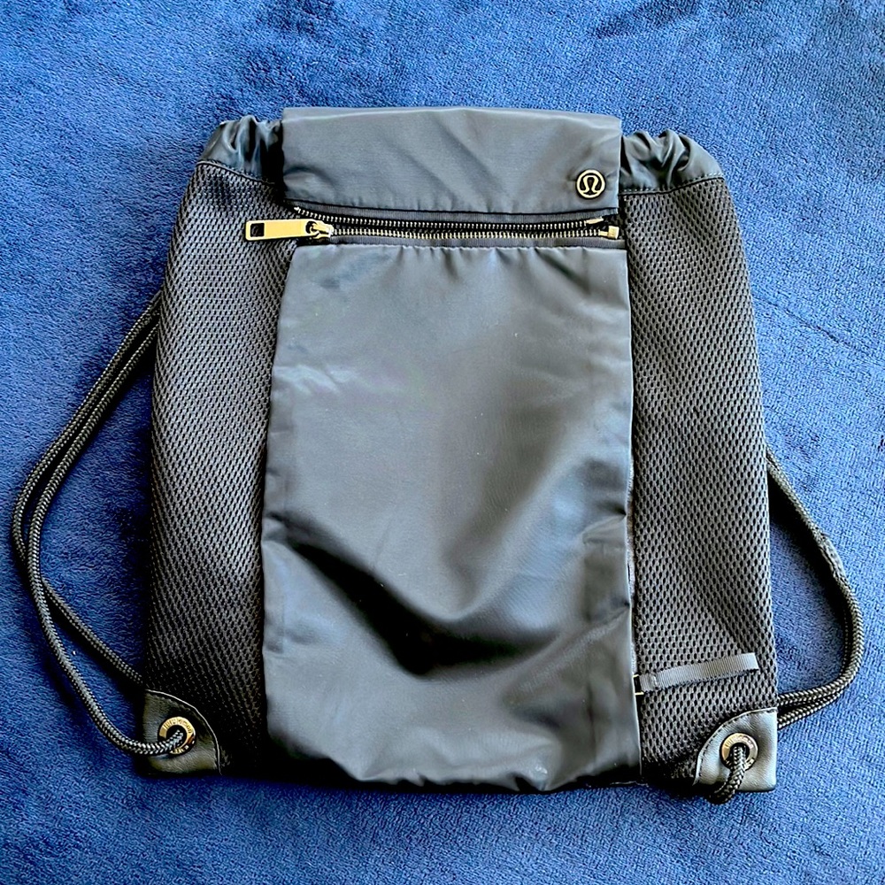Lululemon “In a Cinch” drawstring backpack